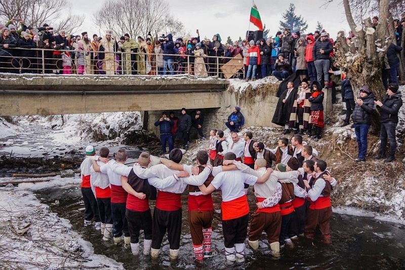 След като два дни търсеха хвърления на Богоявление кръст в