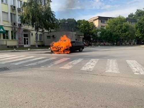 Лек автомобил се запали по време на движение в центъра на Монтана