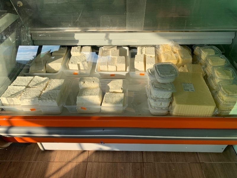 Топ готвач глези с домашни вкусотии гостите в ресторанта на селски ...