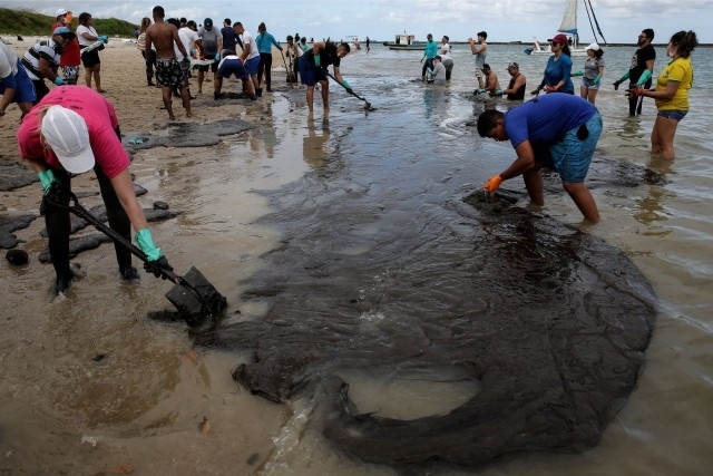 Ситуацията с мистериозния петролен разлив който замърси над 200 плажа