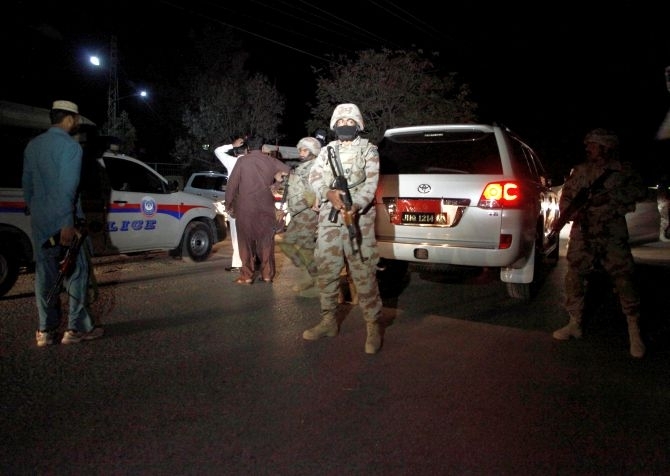 Взрив край един от най големите храмове в Пакистан доведе до