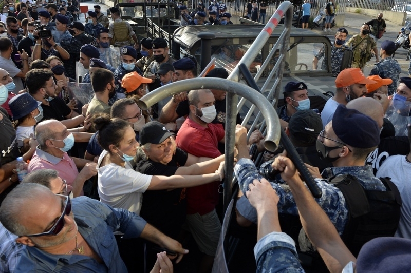 С патрони във въздуха ливанската армия разпръсна протестиращи които се