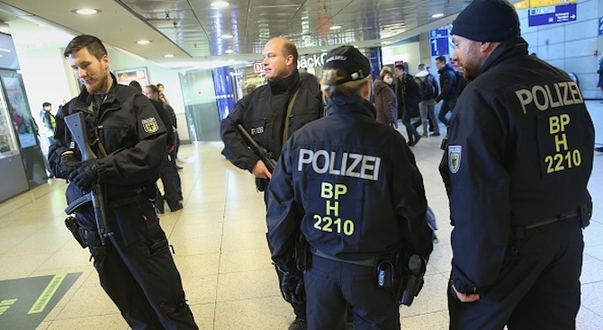 Холандската полиция съобщи че са намерени две тела в киносалон