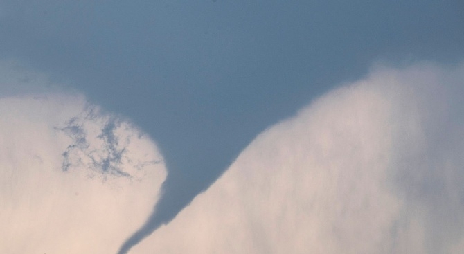 Дете загина след като торнадо удари турския курорт Анталия написа