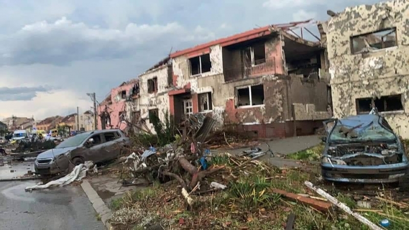 Най малко 150 души пострадаха след като торнадо връхлетя югоизточната част на