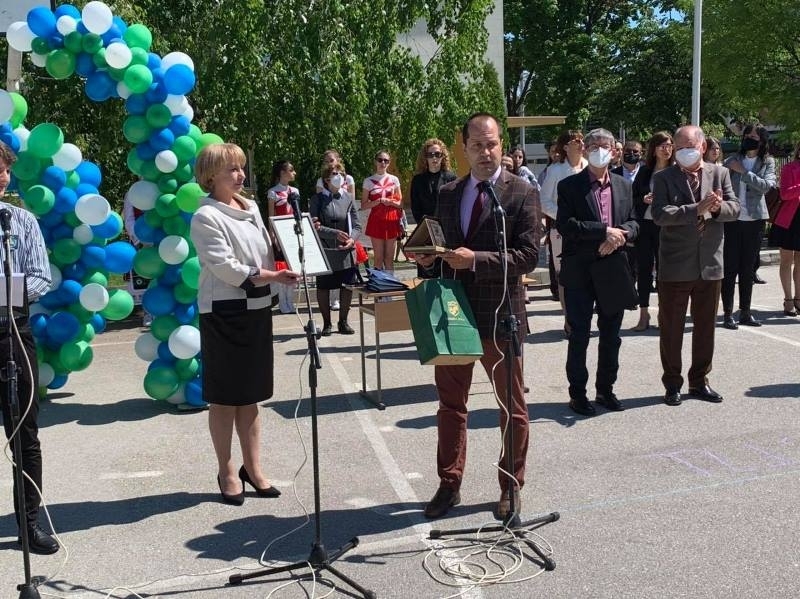 Профилираната природоматематическа гимназия Акад Иван Ценов отбеляза 50 годишнината от създаването