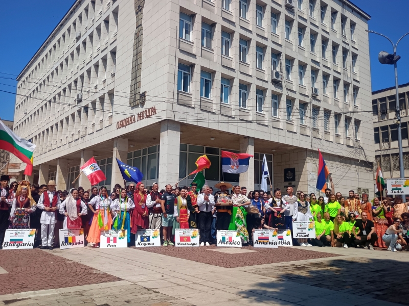 С официална церемония на площад България навръх Илинден в Мездра