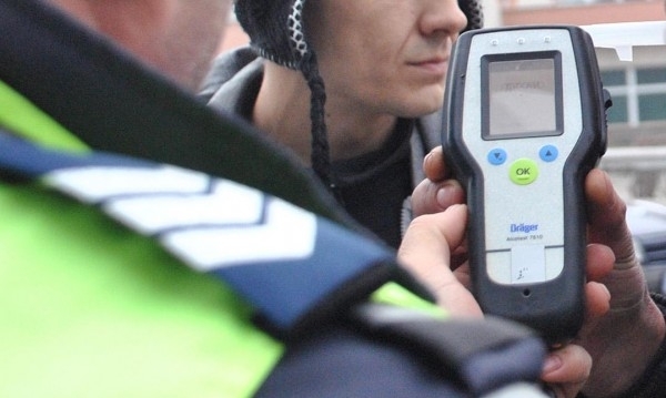 Един 18 годишен и двама по възрастни бяха спрени през миналата нощ