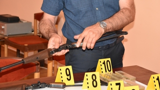 Удар на полицията! Криминалисти намериха цял боен арсенал в апартамент във Враца
