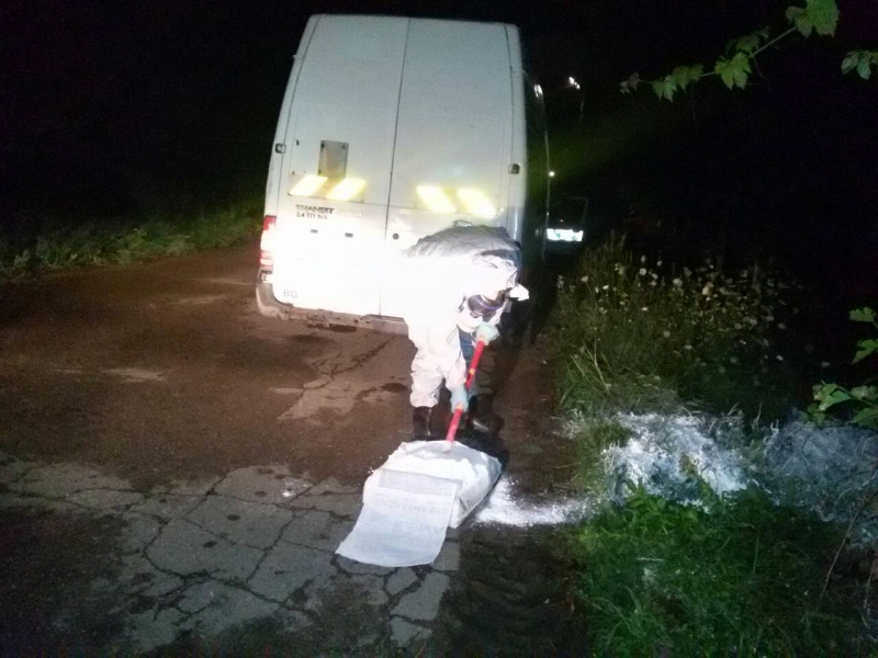 Заплаха! Бус разля опасно вещество на път в Монтанско /снимки/