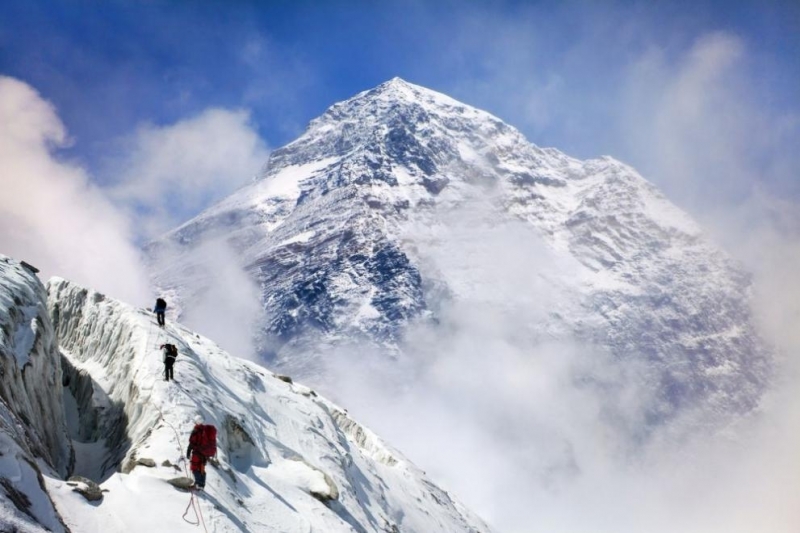 Американски алпинист е загинал на Еверест, съобщи организаторът на експедицията