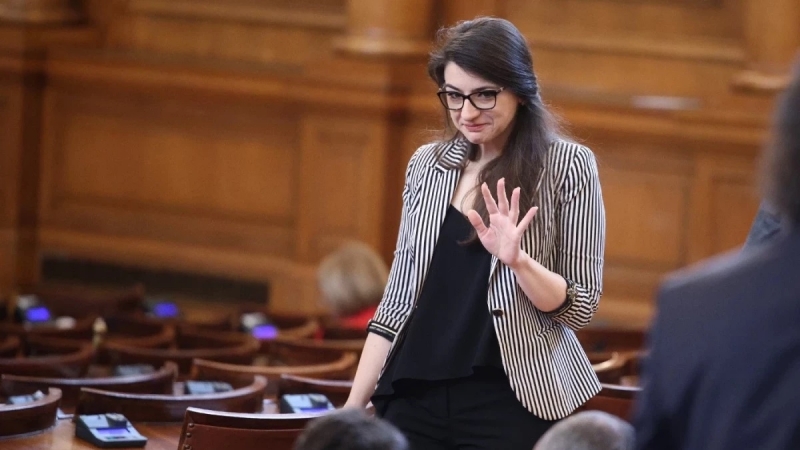 Парламентът започна работа с прекратяване пълномощията на Лена Бориславова от