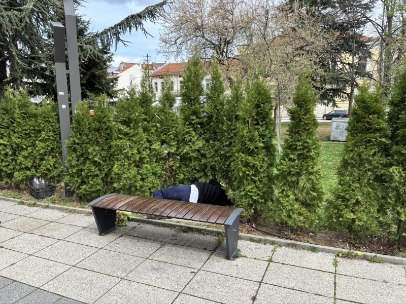 Грозна гледка! Мъж спи под пейка в Зелето във Враца, никой не реагира /снимки/