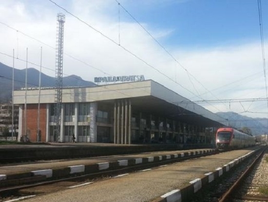 Полицията е заловила двама вандали драскали със спрей по фасадата