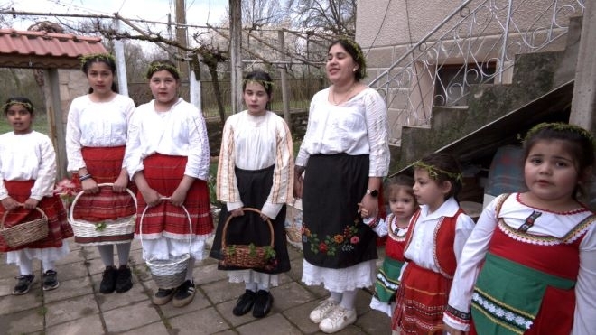 Малки лазарки от монтанското село Стубел обиколиха къщите и пяха за здраве