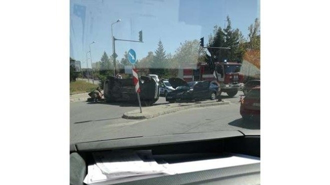 Коли се блъснаха челно във Велико Търново, едната се преобърна зрелищно /снимка/