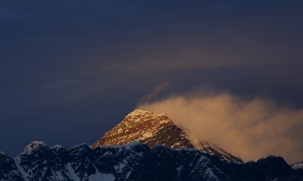 С покачването на температурите глетчерите по склоновете на Еверест се