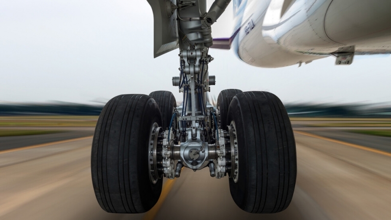 Нелегален пътник е паднал от колесника на самолет при заход