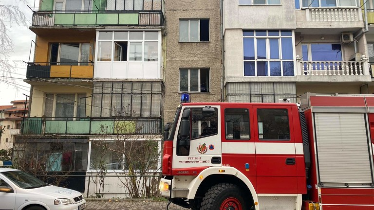 Пожарникари вадиха жена в безпомощно състояние от заключен апартамент в