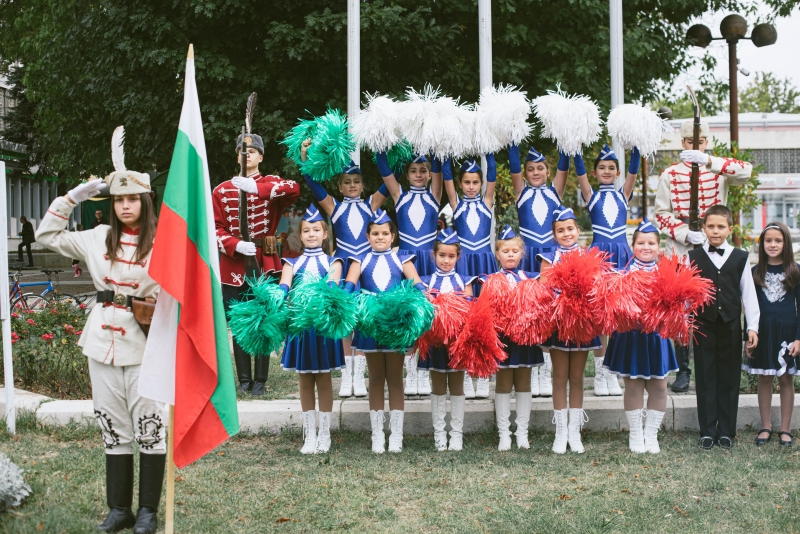 С ритуал по издигане на знамената и празнична програма Община