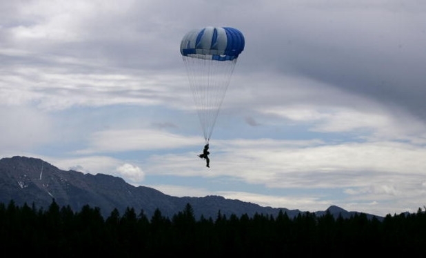Все още е тежко състоянието на парашутистът който пострада след