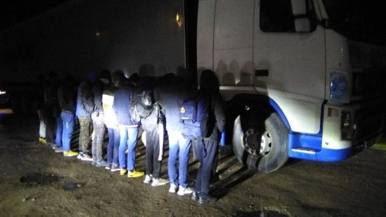 Откриха 30 бежанци натъпкани в камион в Лом съобщиха от