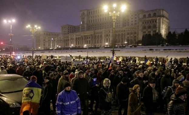 Над 2500 души протестираха снощи в някои от големите градове