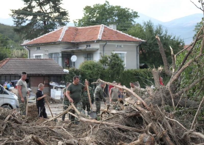 Близо 100 военнослужещи отстраняват щети от наводнението в три населени