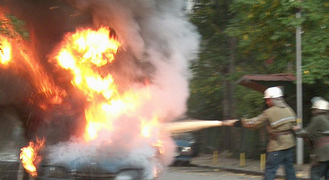 Микробус изгоря напълно след като се самозапалил по време на движение Това