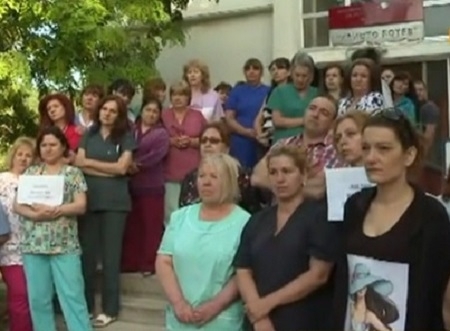 Медиците от врачанската болница излязоха на протест тази сутрин Те