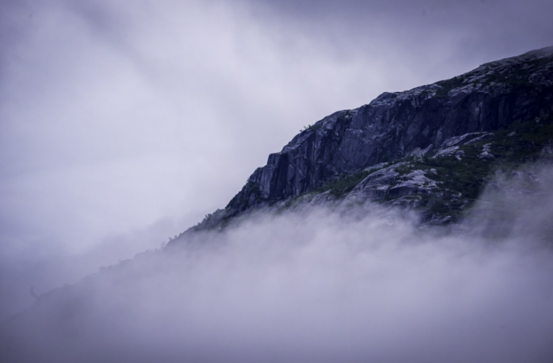 Днес в равнините и низините ще остане мъгливо или с