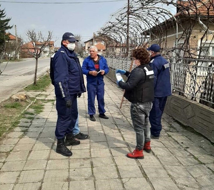 Служители на реда са глобили две жени без предпазни маски