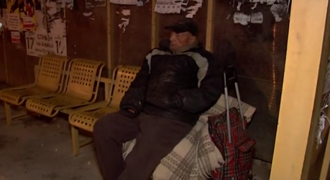 Повече от година възрастен мъж живее на автобусна спирка в