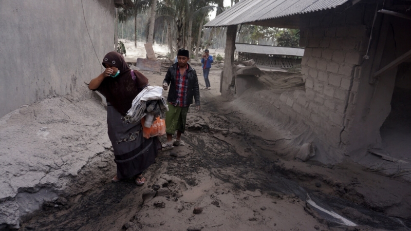 Расте броят на загиналите след изригването на вулкан в Индонезия