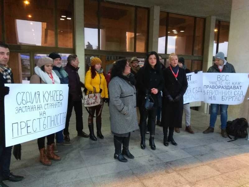 Бургаските журналисти въстанаха срещу съдия от Окръжния съд Те се