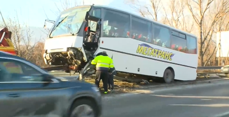 Автобус катастрофира на Околовръстния път в Пловдив Инцидентът е станал