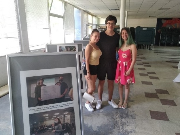 Фотоизложба Младите хора за правата на човека подредиха във фоайето