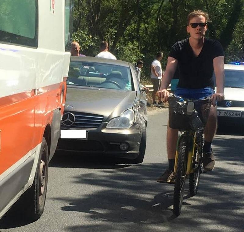 Инцидентът предизвиква сериозно задръстване по пътя към Приморско Тежка катастрофа