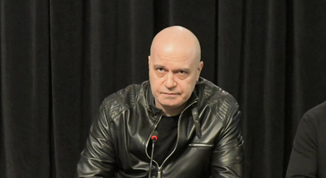 Заместник председателят на партията на Слави Трифонов Тошко Йорданов внесе