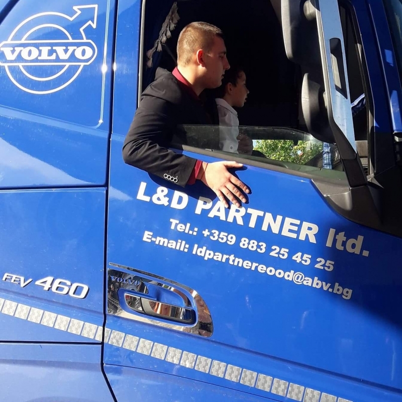 Абитуриент от Враца се появи на бала си с ТИР