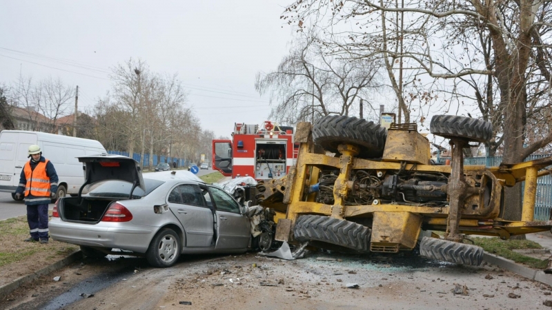 Лек автомобил Мерцедес се удари в багер и го преобърна