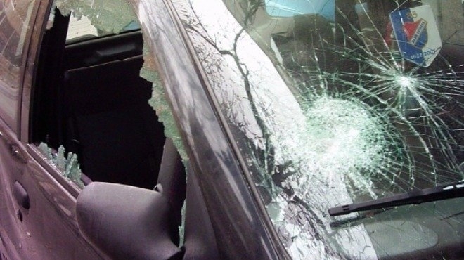 Неизвестно лице счупи стъклата на два автомобила във Врачанско съобщиха