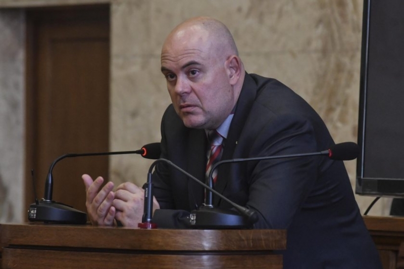 Доживотен затвор или наказание между 15 и 20 години лишаване