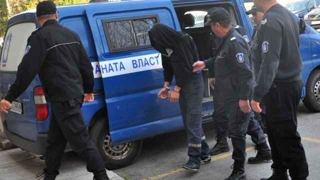 Столични полицаи задържаха баща и син дилъри на наркотични