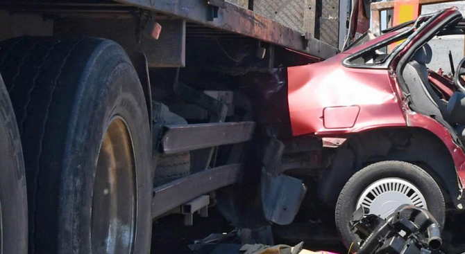 Катастрофа между кола и камион затруднява движението през Прохода на Републиката Марияна Христова говорител на Областна
