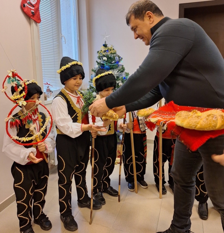 Коледари внесоха празничния дух в Община Борован съобщиха от местната