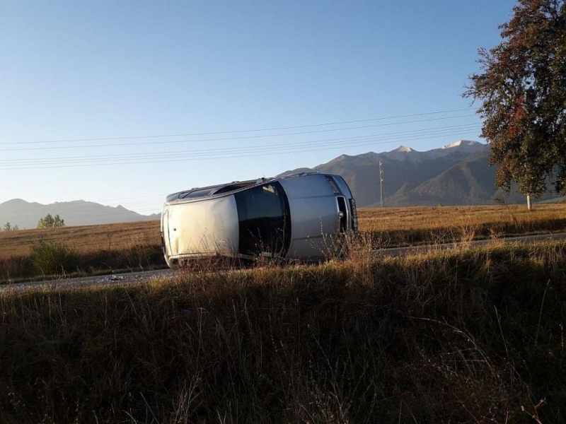 Жена връхлетя с лекия си автомобил върху каруца след което