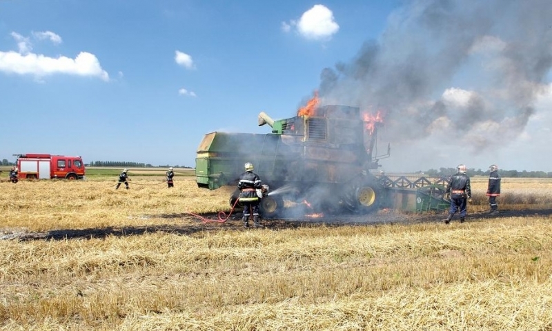 Комбайн е горял във видинското село Цар Петрово съобщиха от
