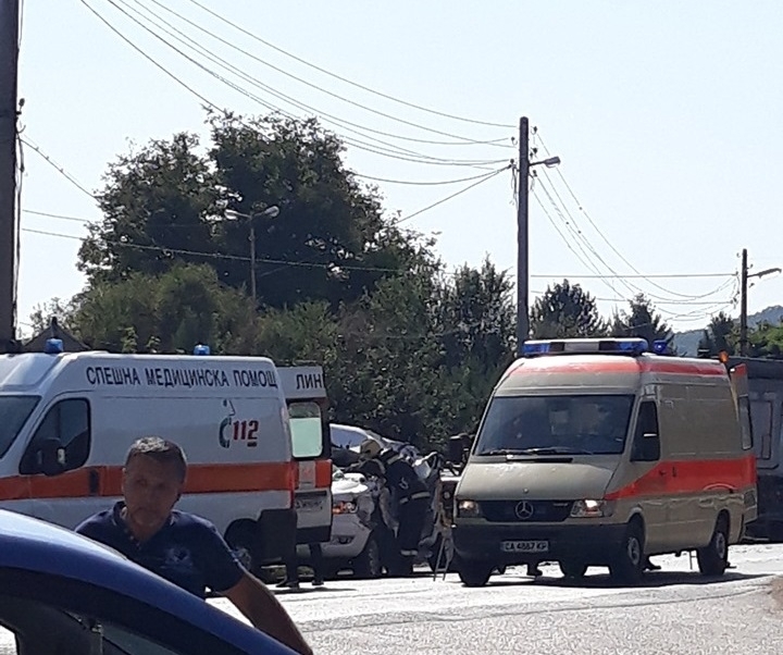 Жестока катастрофа със загинал човек е станала преди минути на