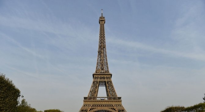 Главната забележителност на френската столица Айфеловата кула бе временно затворена